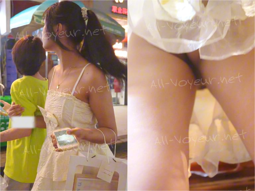 美しい少女の花柄スカートがめくり上げられ、お尻が露出した。階段に座ってレースのランジェリー姿が撮影された。