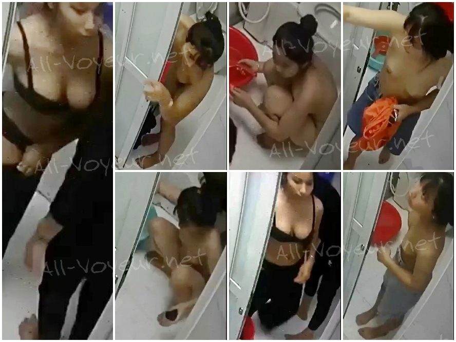 房东儿子浴室门口偷装❤️监控摄像头偷拍几个合租房的打工妹洗澡忘关门走光