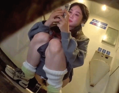 極上トイレ撮影の最新流出❤️ 新シーンストーキングして多数のトップ美女のおしっこやうんちをするトップJK女神をこっそり撮影