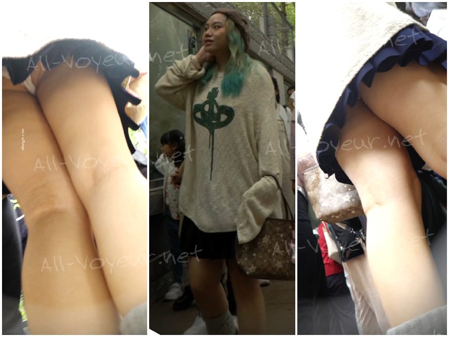 （オリジナル：孔城）プリーツスカートをはいた女の子が公園を歩いている。少し透け感のあるピンクのNが彼女の太ったお尻に巻き付いている。CD前後