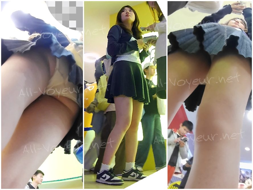 『D D』-112- 水色チェック柄JK制服、太ももに包帯、白Tバック下着