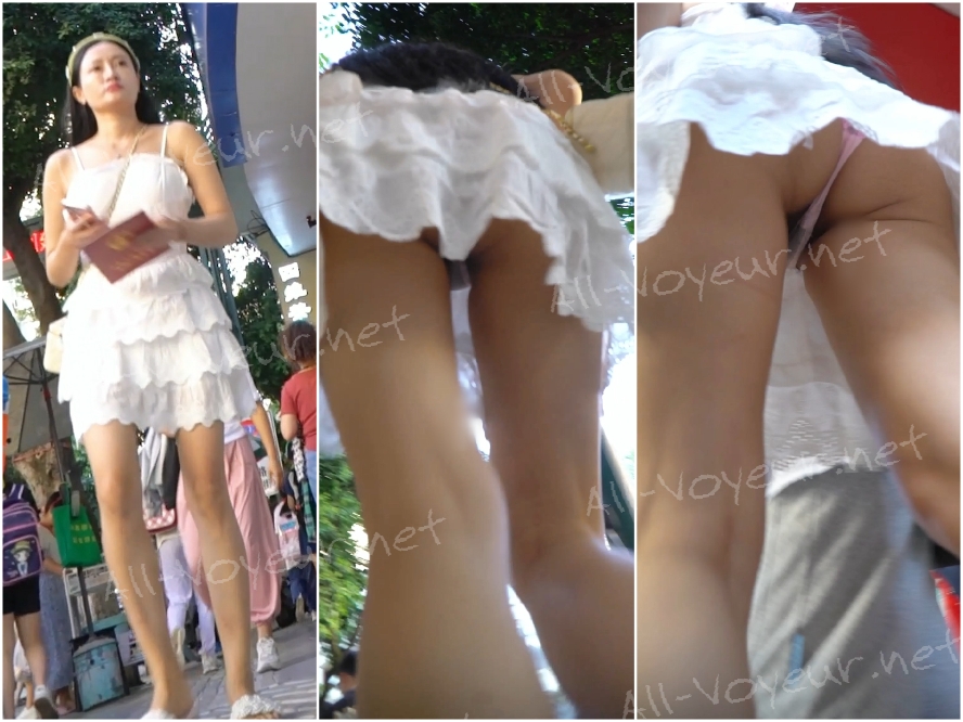 孔成大神原作❤️不動産証明書を手に、街を歩きながら底釣りをする。透け透けのスカートをはいた痴女の赤いセクシーな透け透けの痴女が、彼女のオマンコとヘアーを露わにし、とても興奮しています