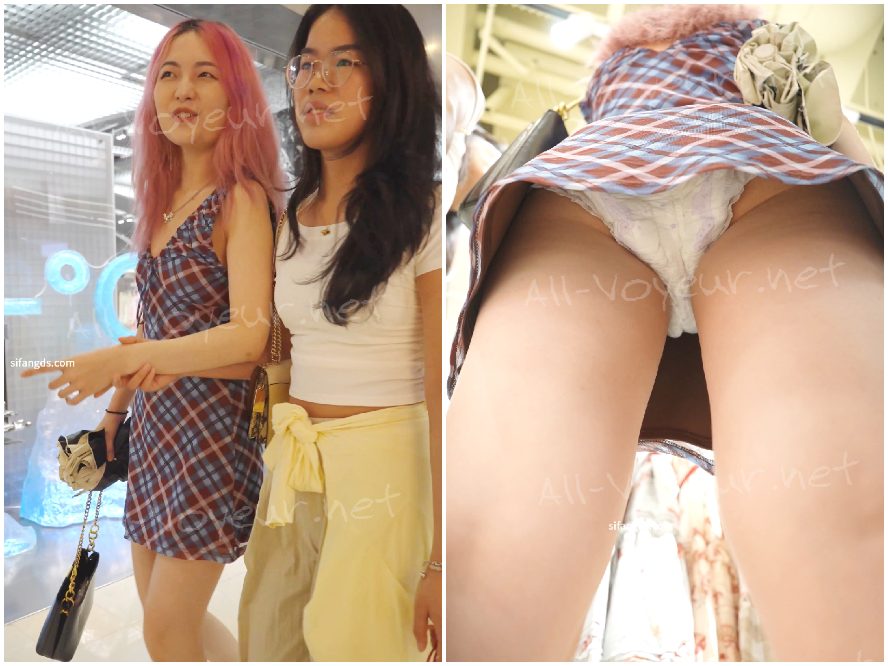 ピンクの長い髪と花柄のワンピースを着た女の子。彼女の柄物の紙の下着が洋服店で売り切れていました。