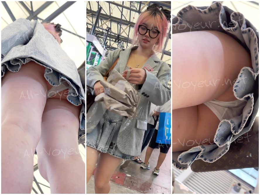 花柄のドレスを着た若い女性学生が買い物に出かけます。彼女は美しい顔立ちでスタイルも良く、白い下着（前面と背面）を着用しています。