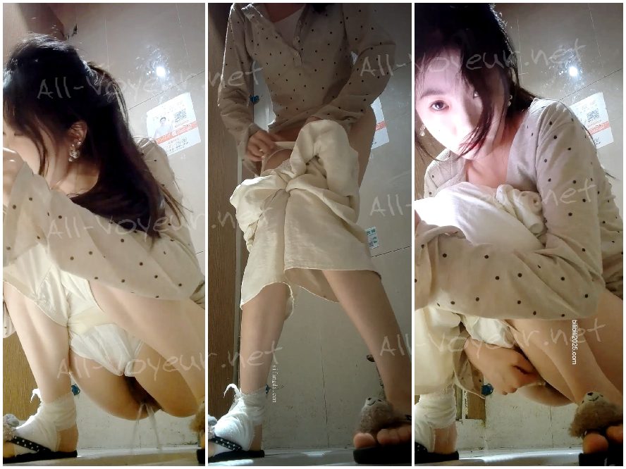 足を負傷した若い女性が、足を閉じて排尿するパノラマ写真。