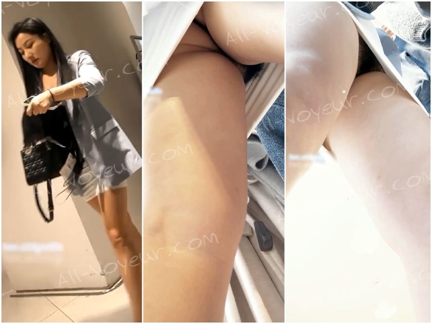 店員さんが、美しいお客様の服選びを手伝いながら、こっそり写真を撮っていました❤️。あの女性がこんなにセクシーだとは誰が想像したでしょう？あの短いボディコンスカートの下には下着も着けておらず、大きな陰毛が丸見えでした！