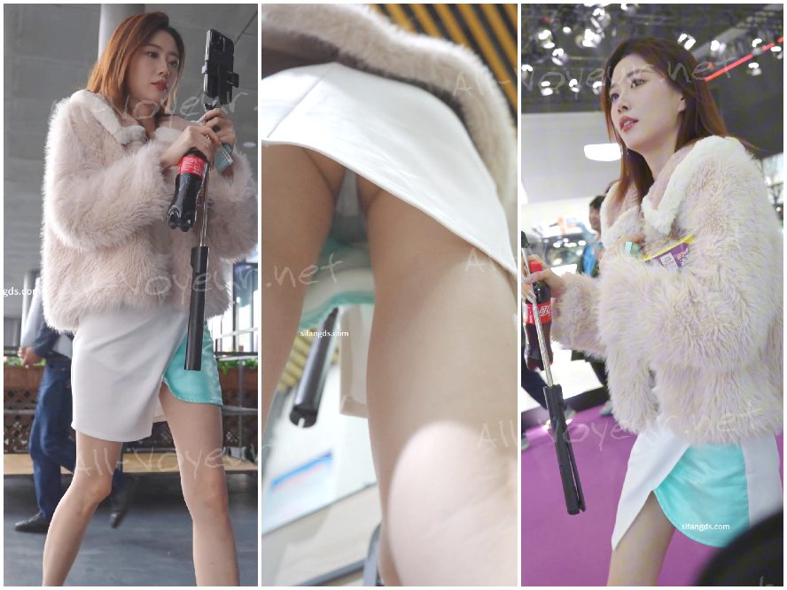 レースのプリンセスドレスを着た若い女性がかがむと、シームレスインナーレンズが取り付けられたCDが階段を上っていきます。