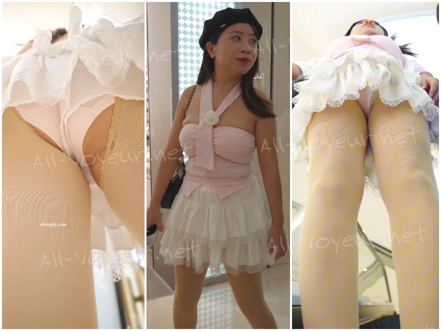 うさ耳の警官制服を着た女の子が買い物中…自撮りをするためにしゃがんだら下着が露わになった。