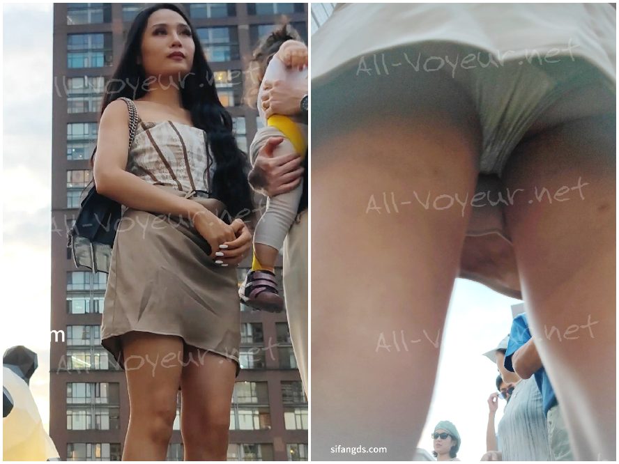 驚くほど美しい女性が青いドレスを着て、黄色い下着を身につけて一人で買い物に来ます。