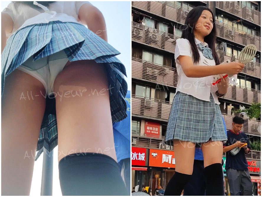 青いデニムのドレスを着た美しい女性が、ドレスの裾の白い下着を脱いで物を買うためにかがんでいる姿が映っています...