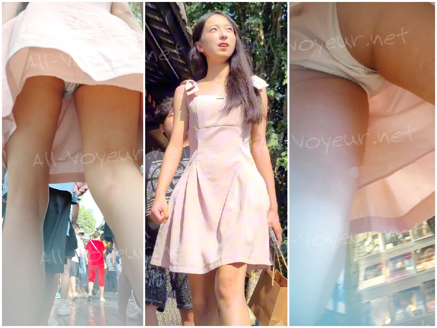 ピンクのドレスを着た若い女性が白い下着を身につけて家族と一緒に旅行しています。