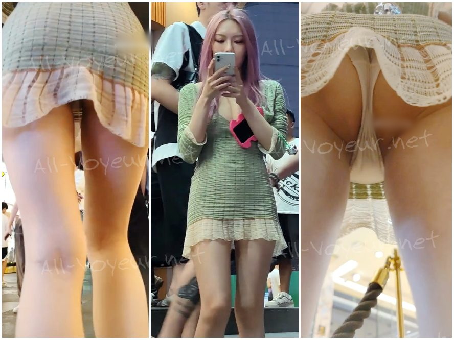 緑のボディコンスカートをはいた美しい女性がボーイフレンドと一緒に買い物に来ています