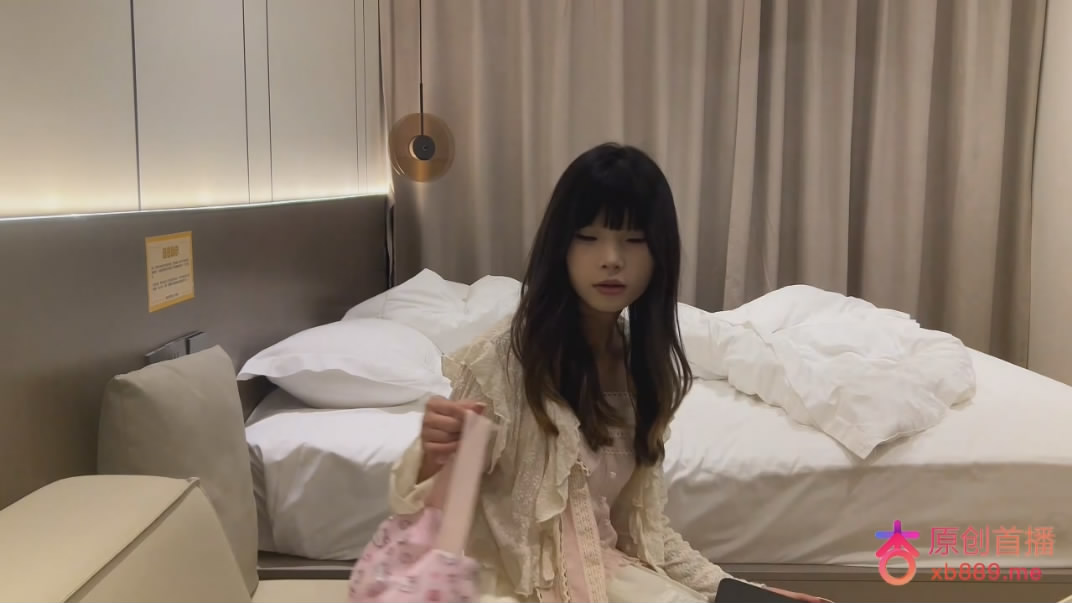 [カール] ❤️ すごく彼女っぽい女の子と会ったよ。抱きしめてセックスするのはすごく心地よかった。しかも、彼女は髪の毛が全然ない坊主だった。色んな体位でセックスしたよ。