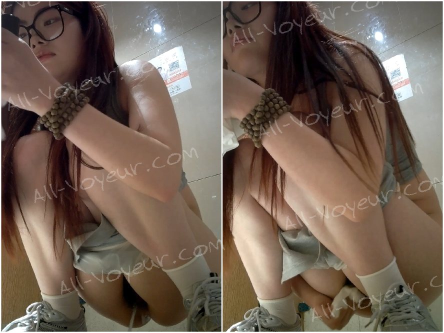 ❤️【トイレショット】パノラマフロントショット：メガネの女の子は髪がたっぷり、セクシーな下着！