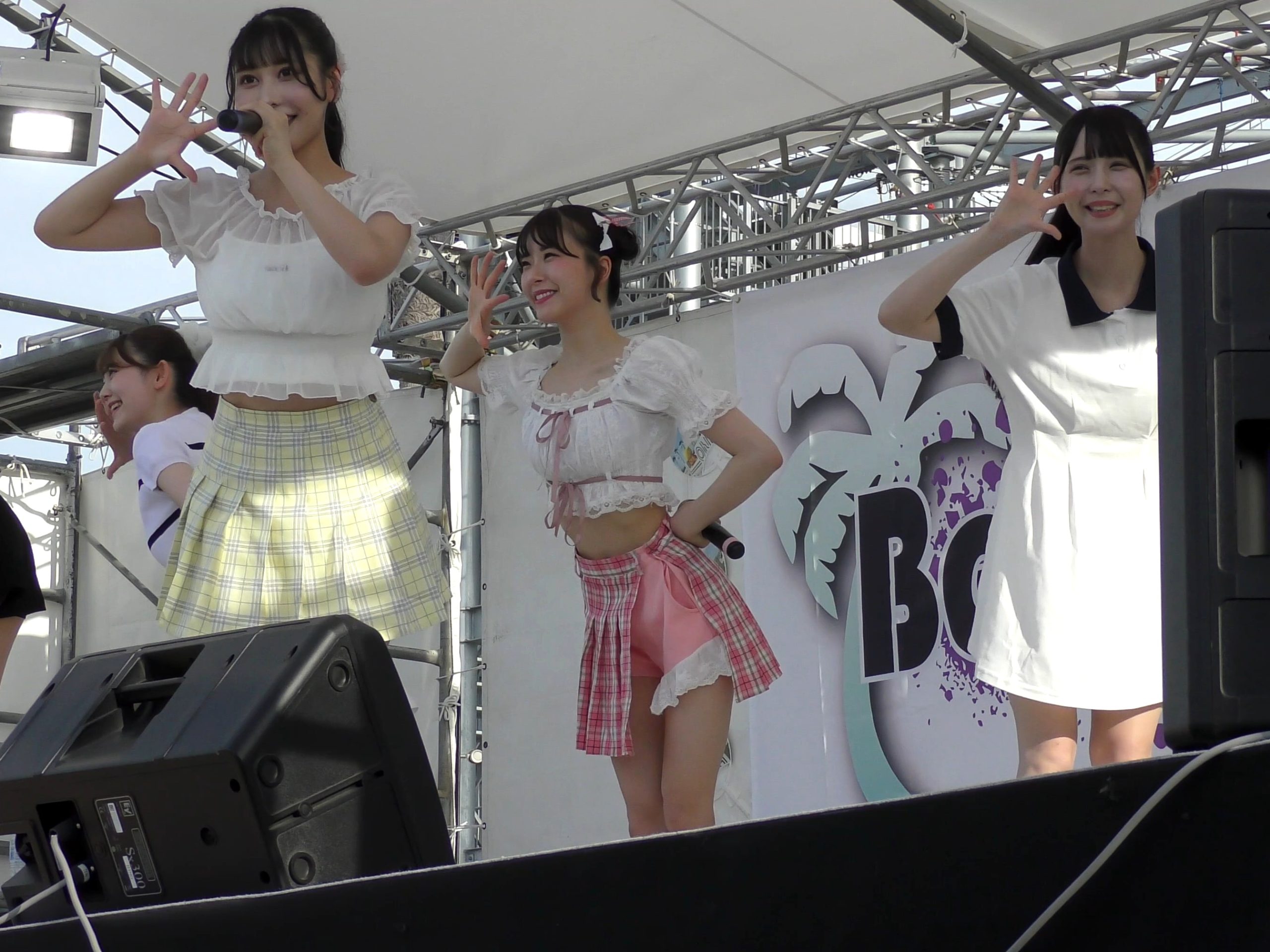 ビーチサイドの歌姫たち＃002：【4K動画】スカートの中は見られても大丈夫！！