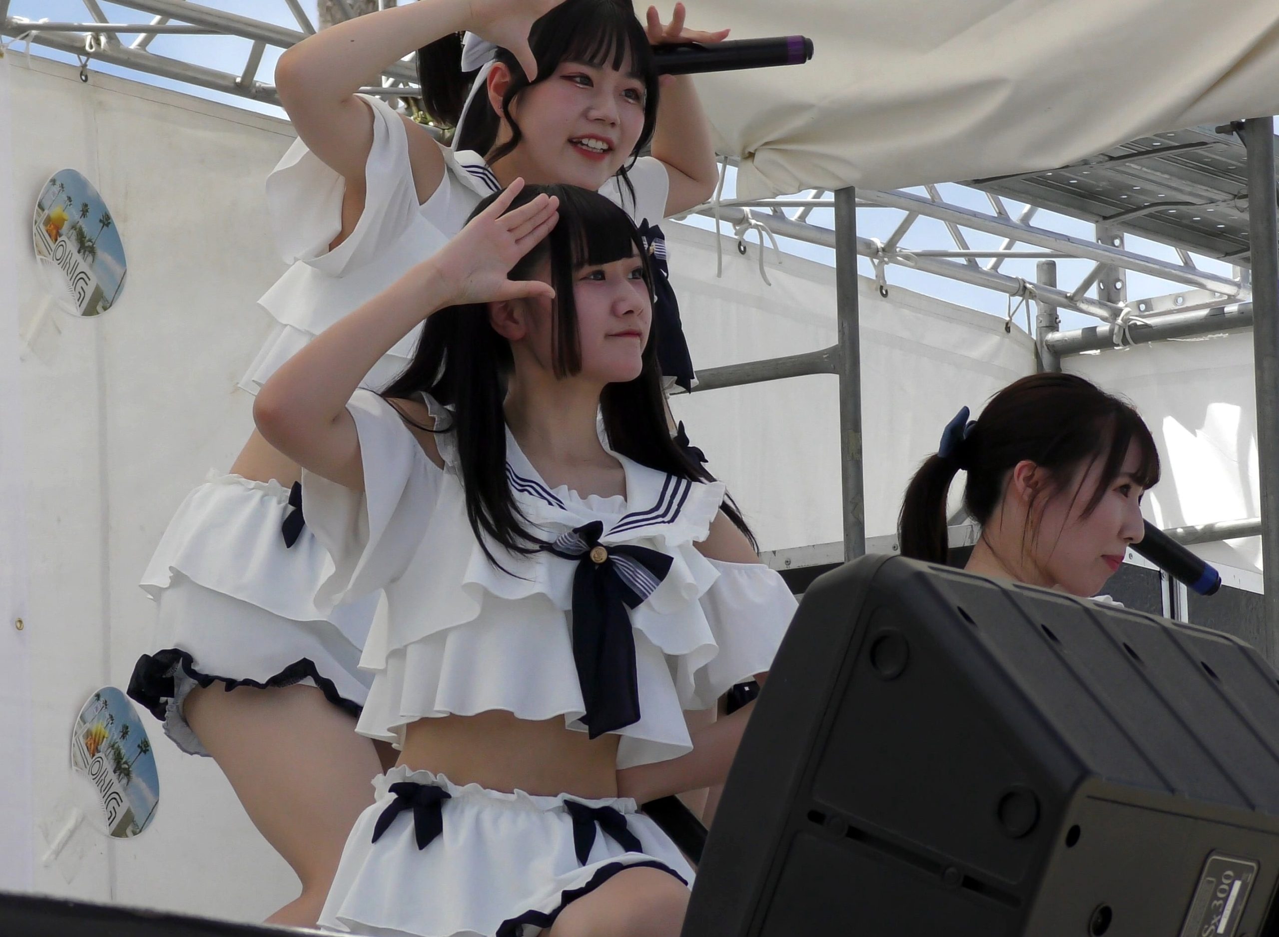 ビーチの歌姫たち＃009：【4K動画】へそ出し衣装が魅力的！！