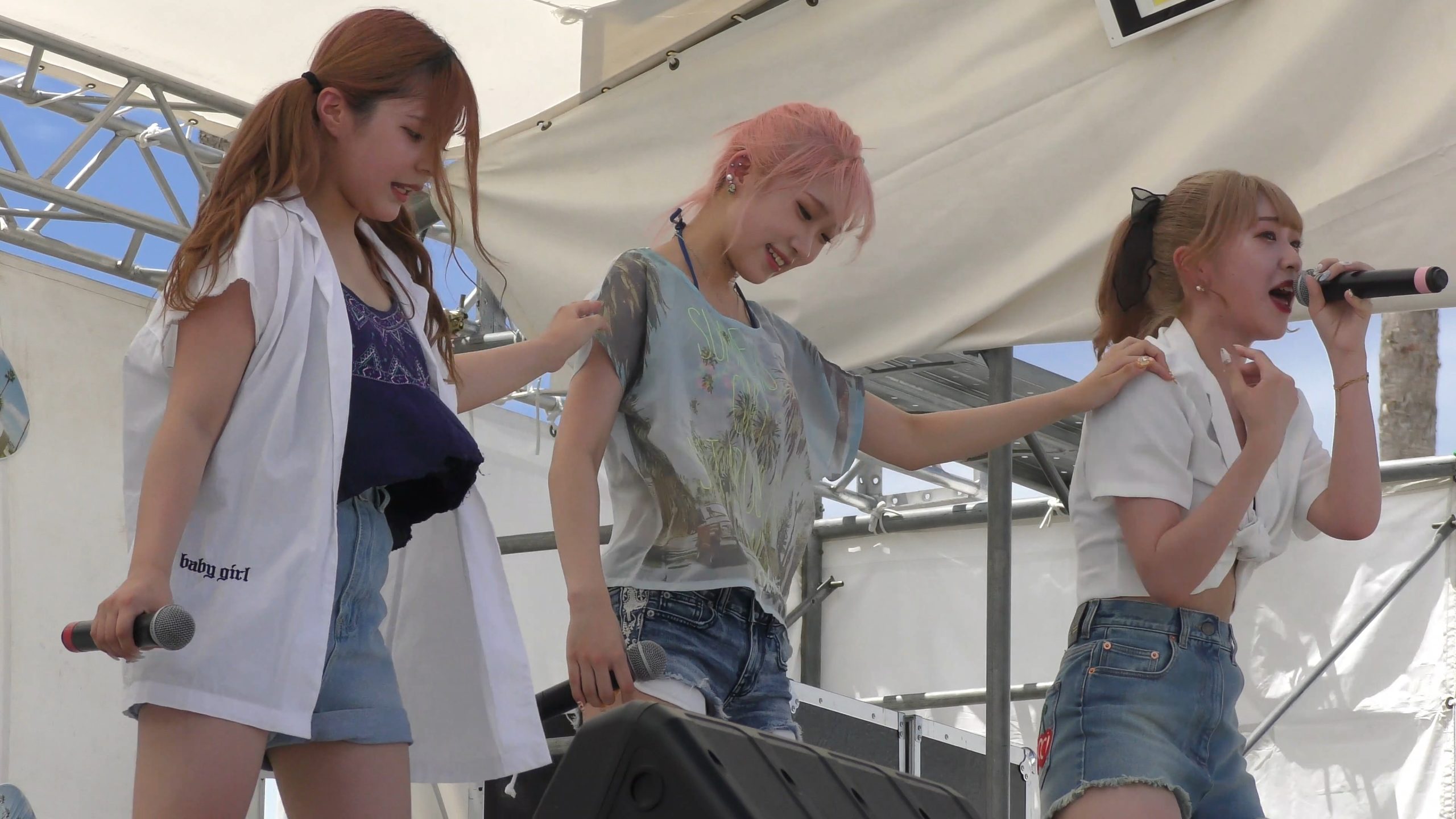 ビーチの歌姫たち＃010：【4K動画】ジーンズの短パン履いてる子って魅力的！！