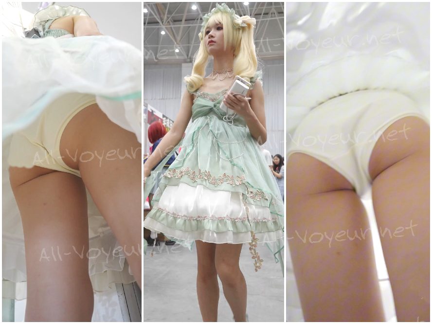 展示会で、CDモデルの柯清さんは茶色のストッキングと白い下着を身につけ、座っていたところ、うっかり露出してしまいました。