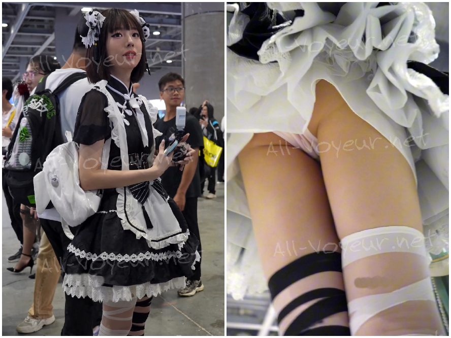 魔法少女まどか☆マギカのコスプレ…羽の付いた透明なインナーウェア…地面に座って下着が露出し、CDプレーヤーで露出。