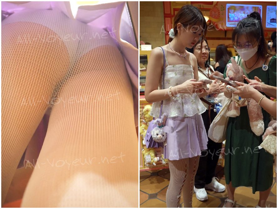 ボディコンスカートの女の子はトイレでおしっこをしたため、パンツに13個の跡がついていました。