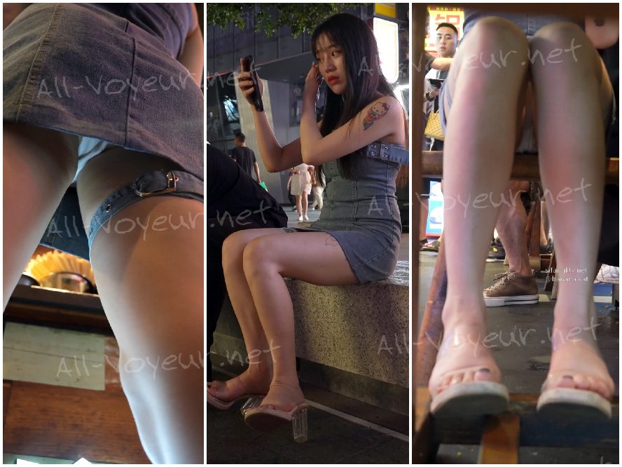 超短いスカートをはいた、脚の長い驚くほど美しい女性…足を上げるとうっかり露出してしまいます…白い下着が少し透けて、完璧なスタイルが露わになります…