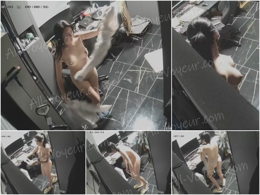 ハッカーたちはウェブカメラをハッキングし、スタジオで全裸で着替えている、驚くほど美しく巨乳の女性の姿を盗撮した。あんな体型の女性なら、一生に一度は一緒に寝てみたいほど満足できるだろう。