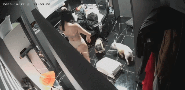 ハッカーたちはウェブカメラをハッキングし、スタジオで全裸で着替えている、驚くほど美しく巨乳の女性の姿を盗撮した。あんな体型の女性なら、一生に一度は一緒に寝てみたいほど満足できるだろう。