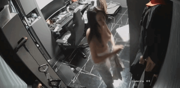 ハッカーたちはウェブカメラをハッキングし、スタジオで全裸で着替えている、驚くほど美しく巨乳の女性の姿を盗撮した。あんな体型の女性なら、一生に一度は一緒に寝てみたいほど満足できるだろう。