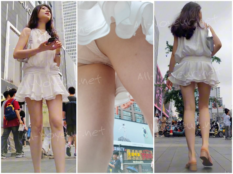 チェック柄のドレスを着た美しい女性と彼女の親友が雨の中バスを待っています。彼女は白い下着を身につけています。