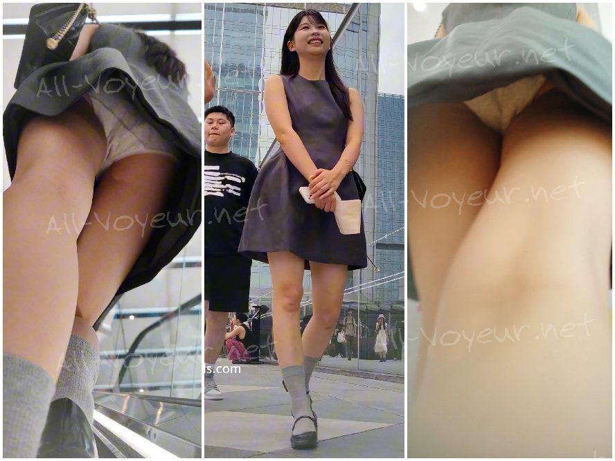 緑のボディコンスカートをはいた女性が、前も後ろもめくれ上がったピンクの下着を身につけ、家族と夕食をとっている。