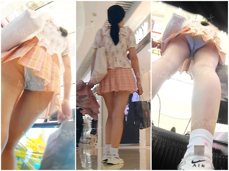 218 - ピンクのミニプリーツスカート、若い女性、ライトブルーのランジェリー