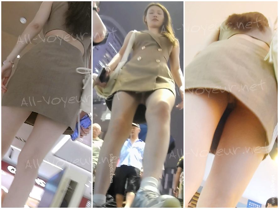 218 - ピンクのミニプリーツスカート、若い女性、ライトブルーのランジェリー