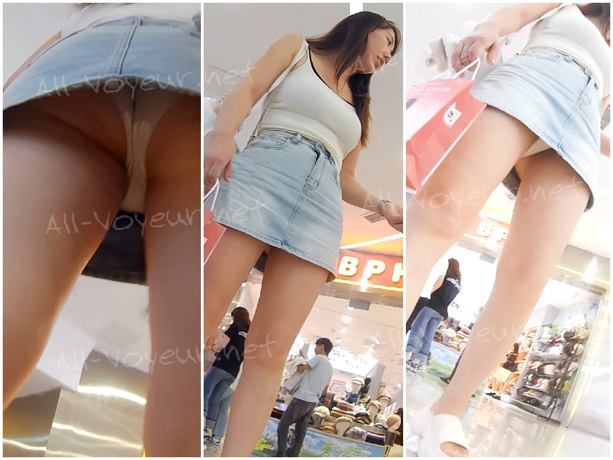 220 - ヒップを覆う明るい色のデニムショートパンツ、若い女性、白いタイトな下着