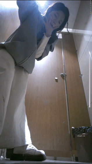 新しく流出した❤️高画質トイレ写真❤️バーの女性用トイレのパノラマ写真。美しい若い女性が排尿中に転倒し、お尻が尿で覆われています。