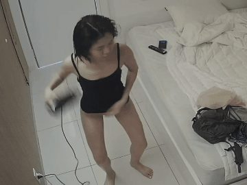 [ハッキングされたカメラ] クリニックで若い女性が性器に軟膏を塗られていた。