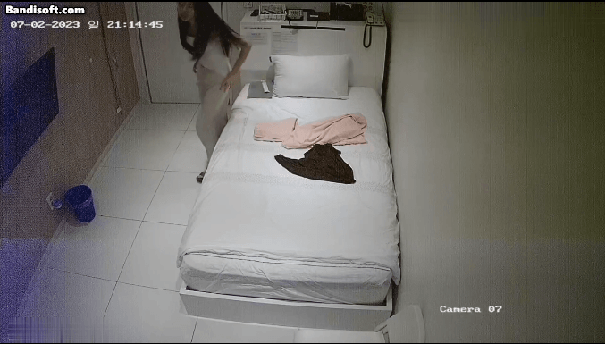 [ハッキングされたカメラ] クリニックで若い女性が性器に軟膏を塗られていた。