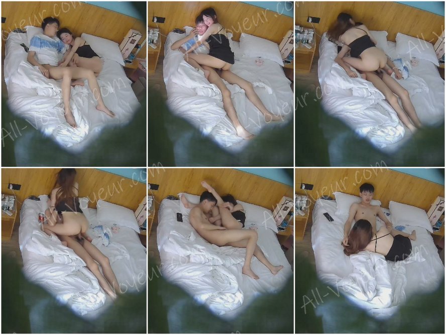 ホテルの防犯カメラが盗撮❤️ 女性が彼氏の弟を誘惑。弟はオナニーをしながら彼女の上に乗り、セックスを懇願する。男は若くて経験不足に見える。