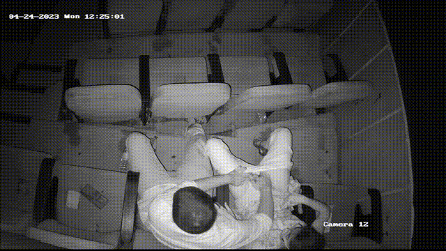 監視カメラの下❤️ インド人カップルの映画館での冒険：ペニスをまさぐり、舐め、飲み込む—すべてはスリルのため！