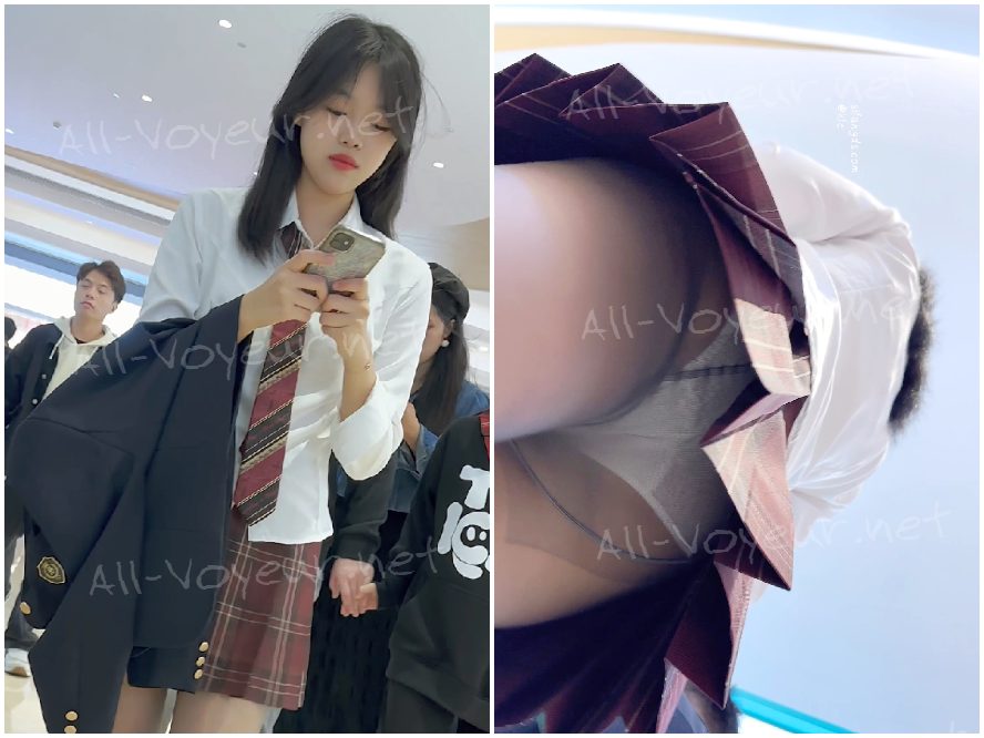 ショッピング中のJK制服女子高生。スマホに夢中。グレーのストッキング、白い下着、CD。