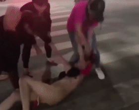 店主は路上で服を剥ぎ取られ、残酷な暴行を受けました❤️ 暴行を受けながら店から引きずり出され、全身の服が剥ぎ取られました。本当に悲惨です！