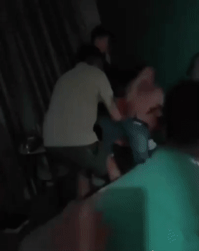 2001年に山東省沂水市で生まれた若い女性が、1986年生まれの男性と浮気をしているところを捕まった。男性はひどく殴打され、頭が豚のように腫れ上がった。