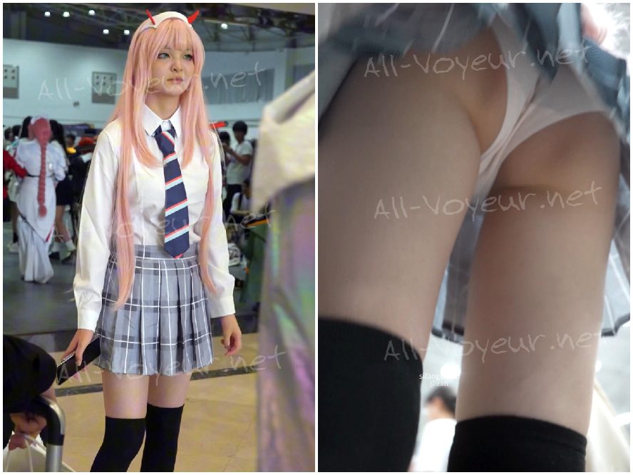 アスカのコスプレイヤーさん…ピンクのインナーと羽を付けたまま地面に座り込んでしまい、お尻が汚れてしまいました。