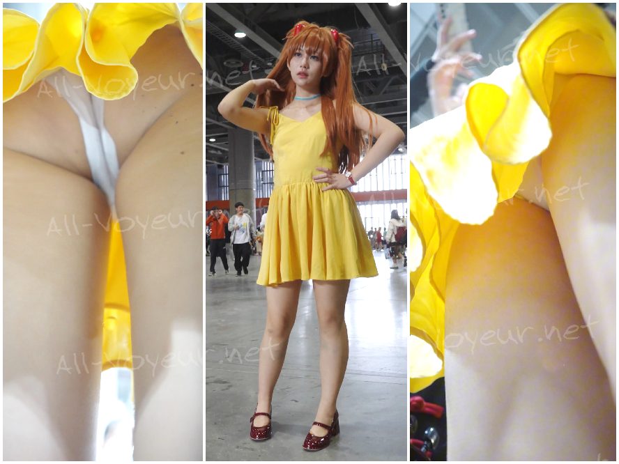 アスカのコスプレイヤーさん…ピンクのインナーと羽を付けたまま地面に座り込んでしまい、お尻が汚れてしまいました。