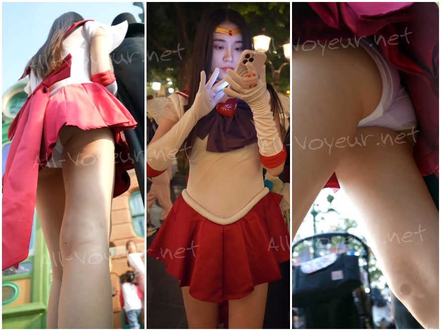 セーラームーンのコスプレイヤーが買い物中に、彼氏の前で白い下着を下ろす。