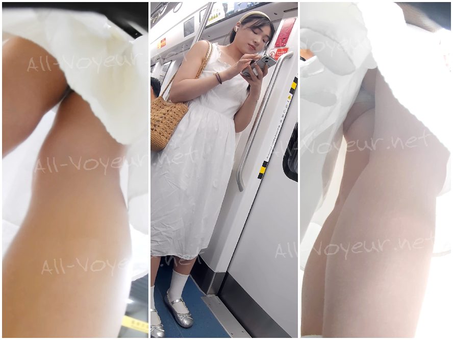 226 - 真っ白なロングドレス、上品な若い女性、ライトブルーのぴったりとしたランジェリー