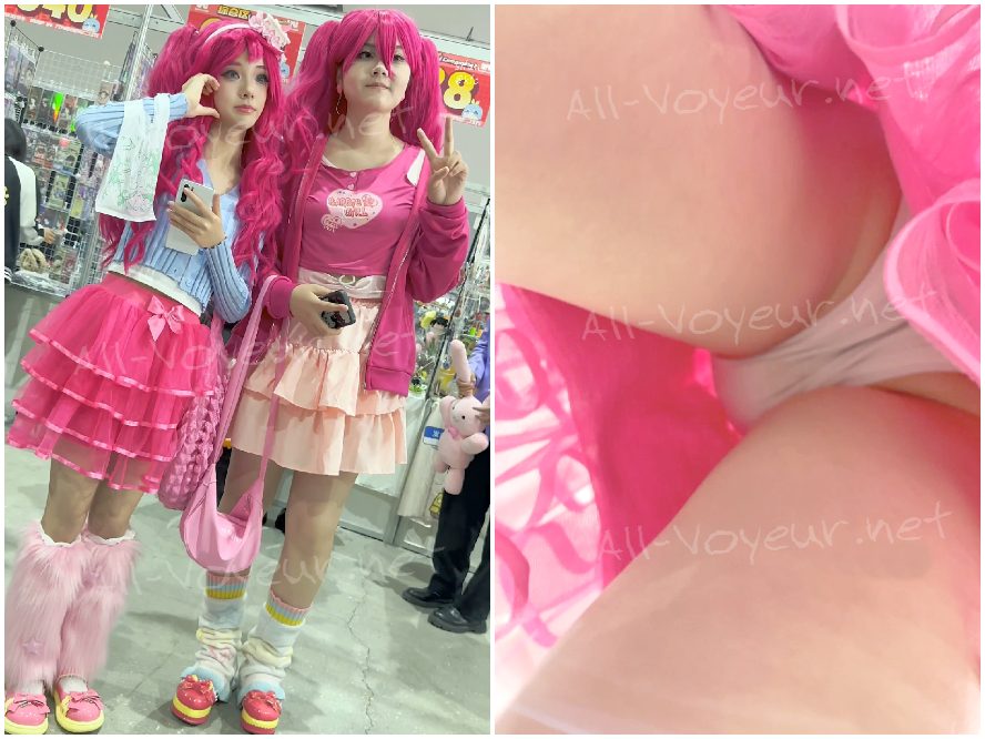 コスプレした女子高生とそのボーイフレンドが、お揃いの服を着て買い物中。ピンクの下着がローアングルから映っている。