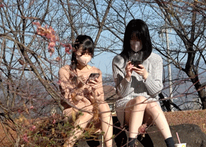 【パン撮記37】私服ニットワンピ女子は紅葉中！おまたパッかんでパンチラ丸見え！