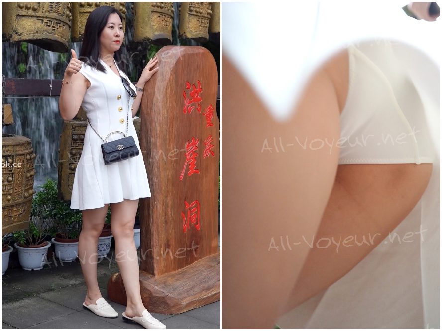 観光地で、白いワンピース姿の若い女性が写真を撮ろうとかがみ込む。カメラがその姿を至近距離までズームアップし、執拗に追尾・撮影し続けることで、純白の下着があらわになる。