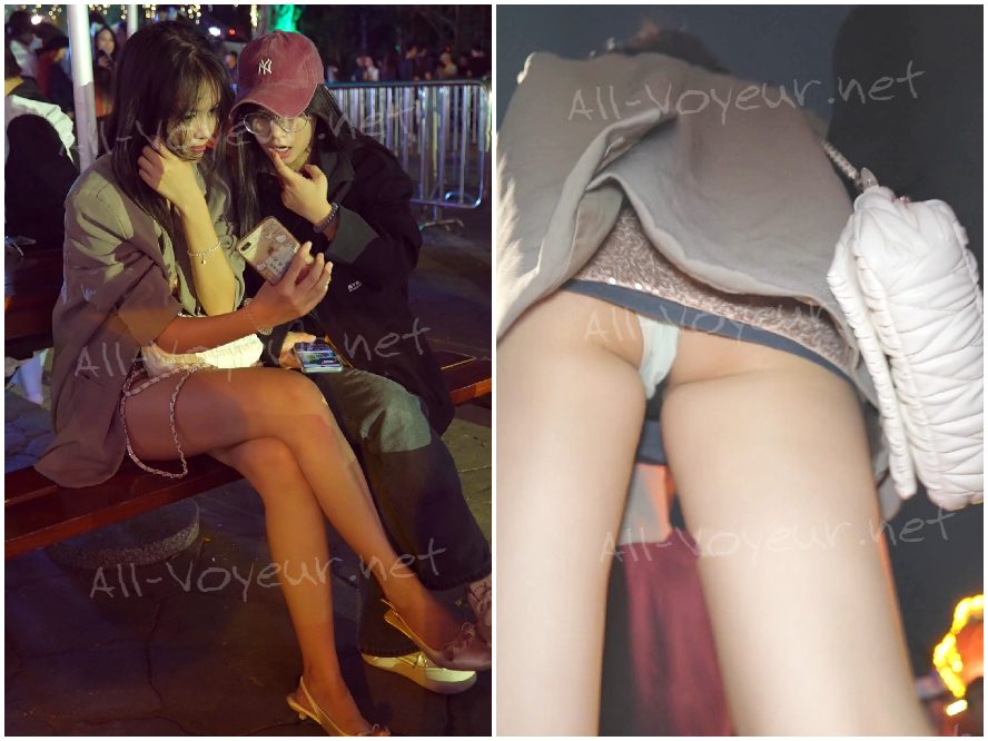 観光地で、白いワンピース姿の若い女性が写真を撮ろうとかがみ込む。カメラがその姿を至近距離までズームアップし、執拗に追尾・撮影し続けることで、純白の下着があらわになる。