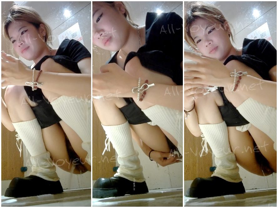 パノラマ正面ビュー：白いストッキングの毛深い美女 (5V)